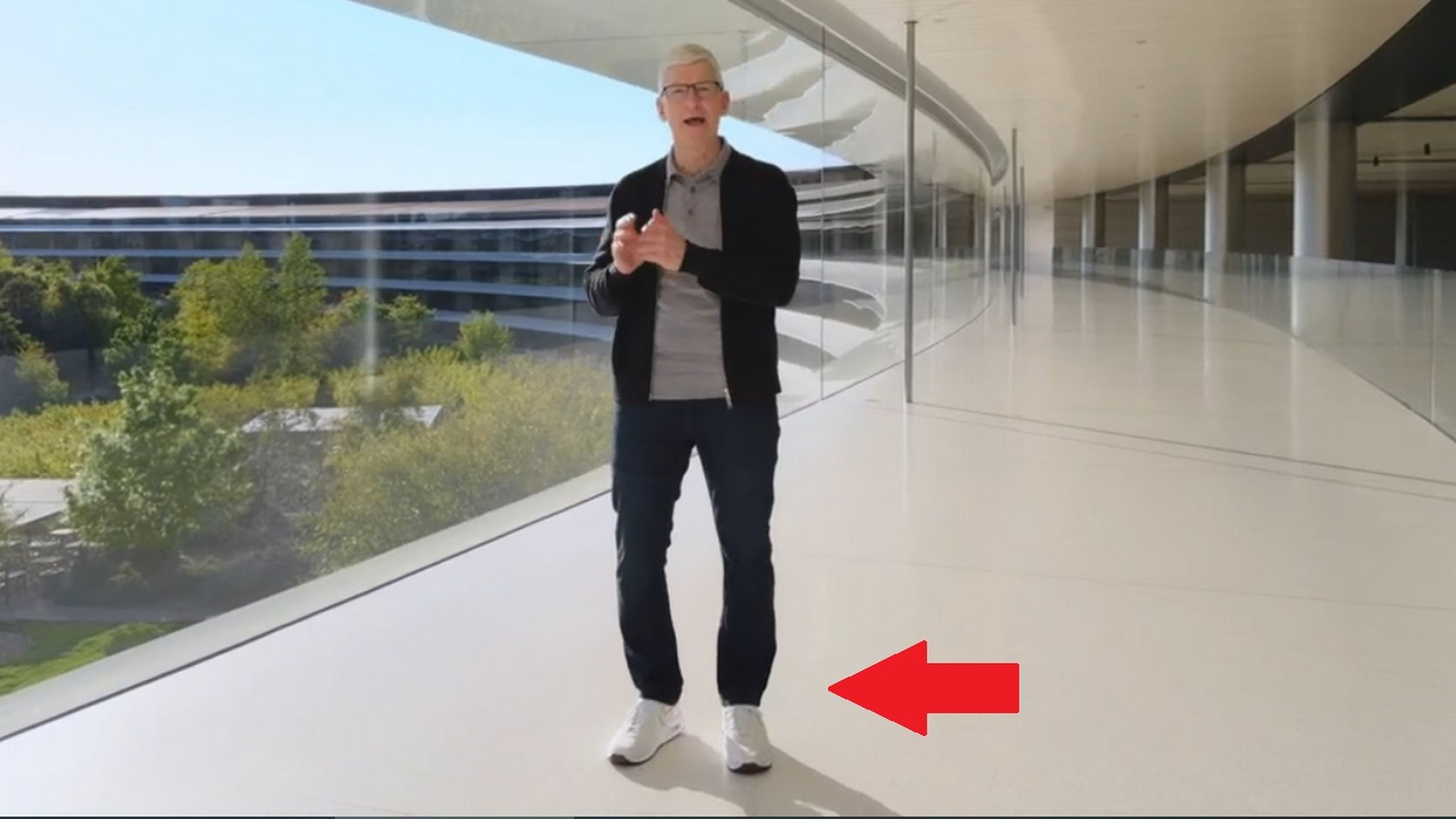 El secreto de Nike que Tim Cook llevaba en sus pies durante la presentación de los nuevos iPad
