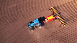 Las tormentas solares están desactivando los GPS de las granjas, vitales para planta el maíz