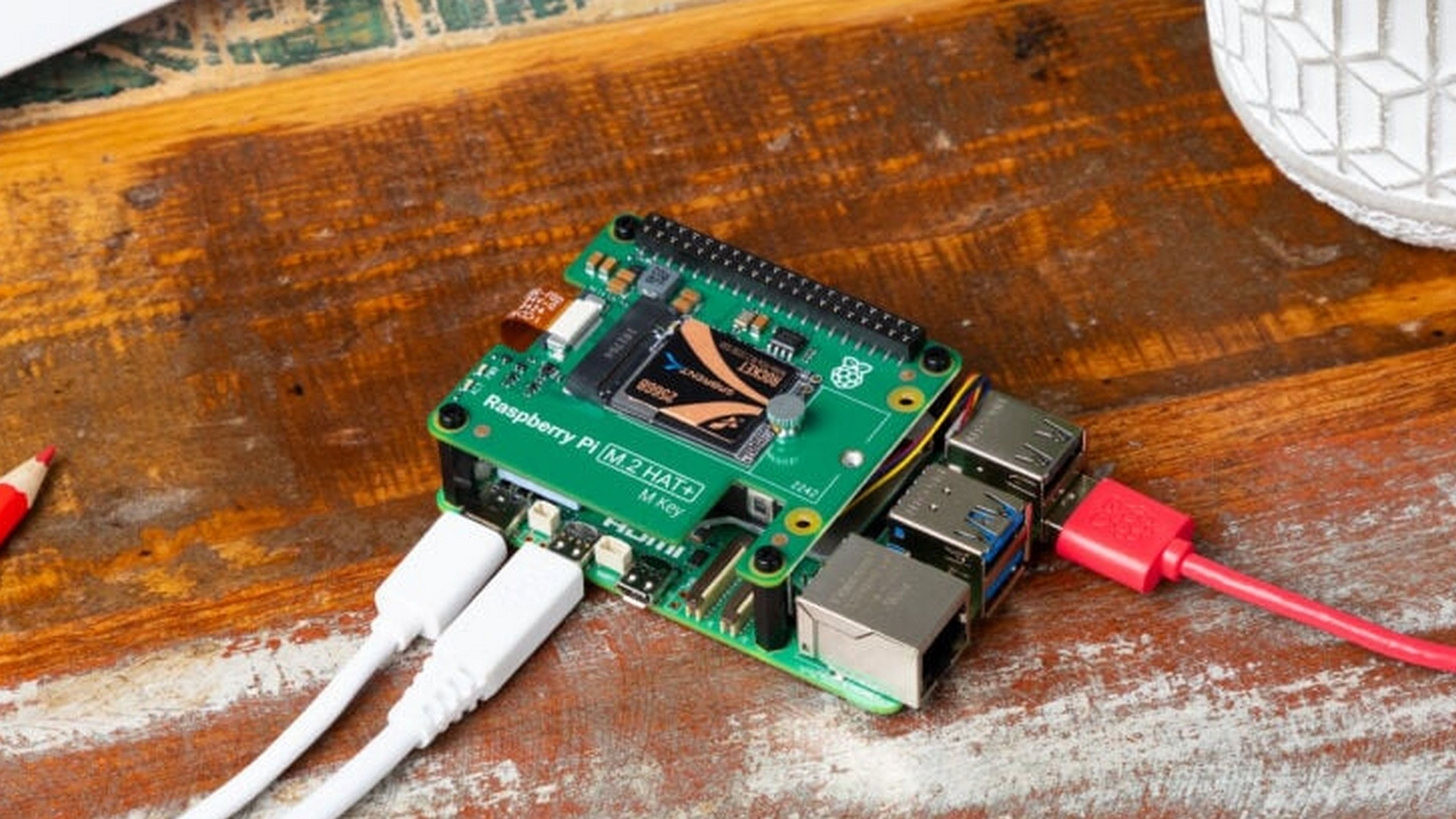 Ya puedes añadir un lector SSD y aceleradores de IA a tu Raspberry Pi 5, con Raspberry Pi M.2 HAT+