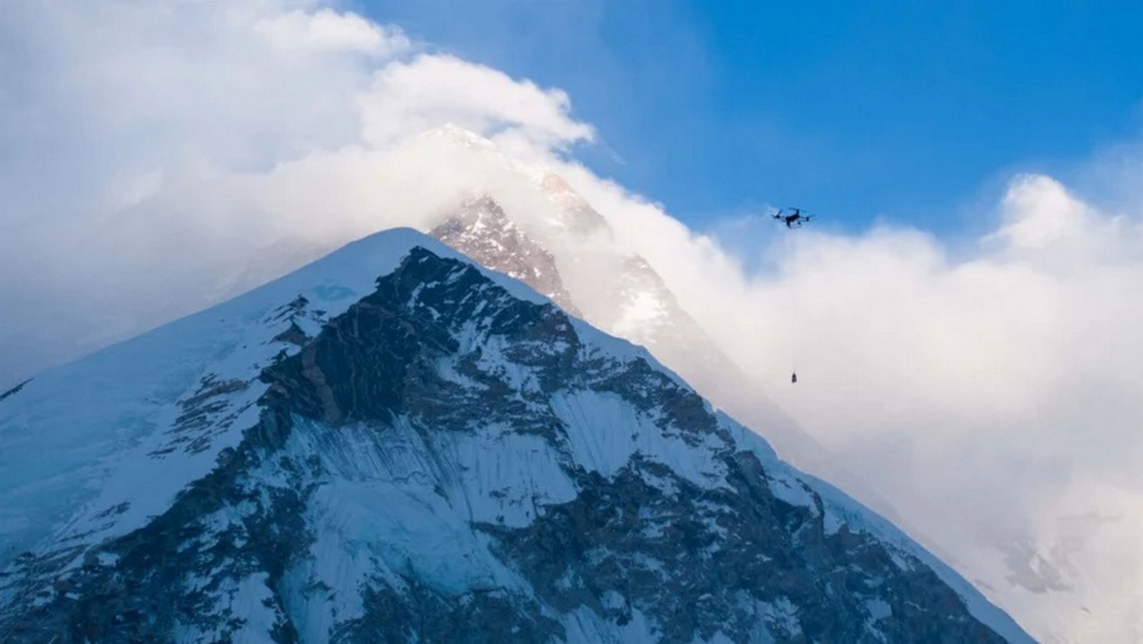 Así fue el primer reparto con drones en la cima de Everest