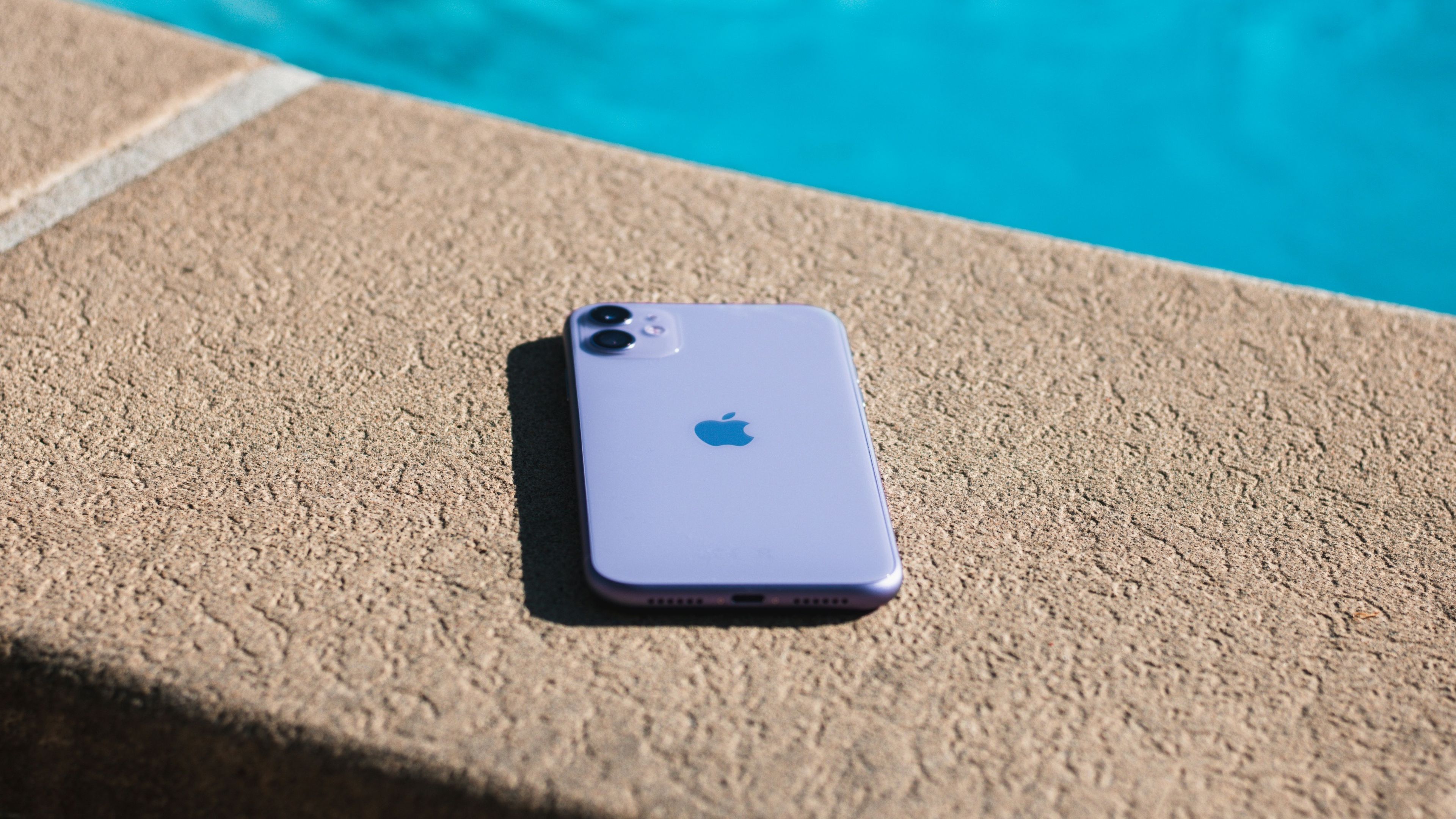 iPhone en piscina