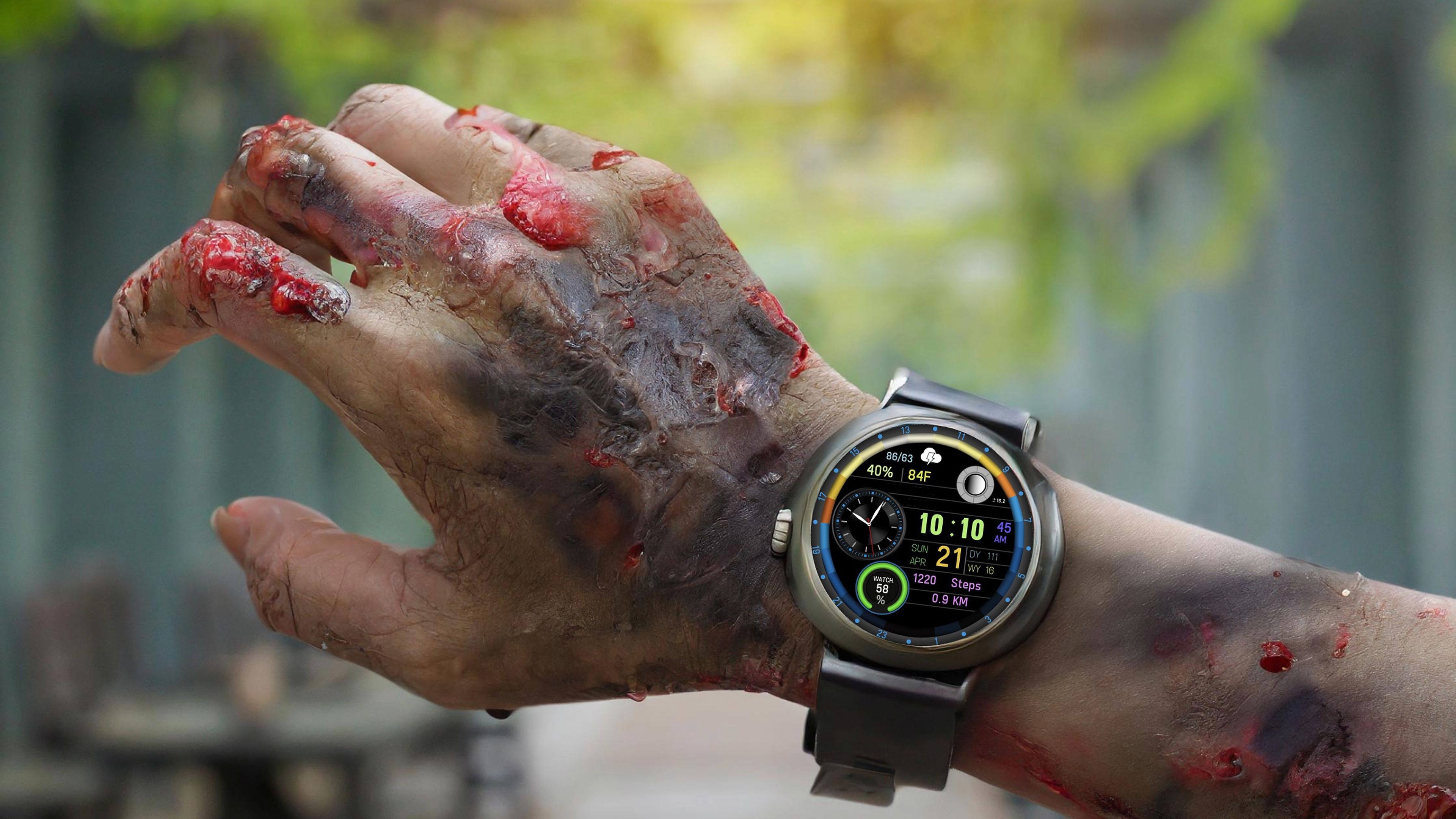 Mano zombie con smartwatch