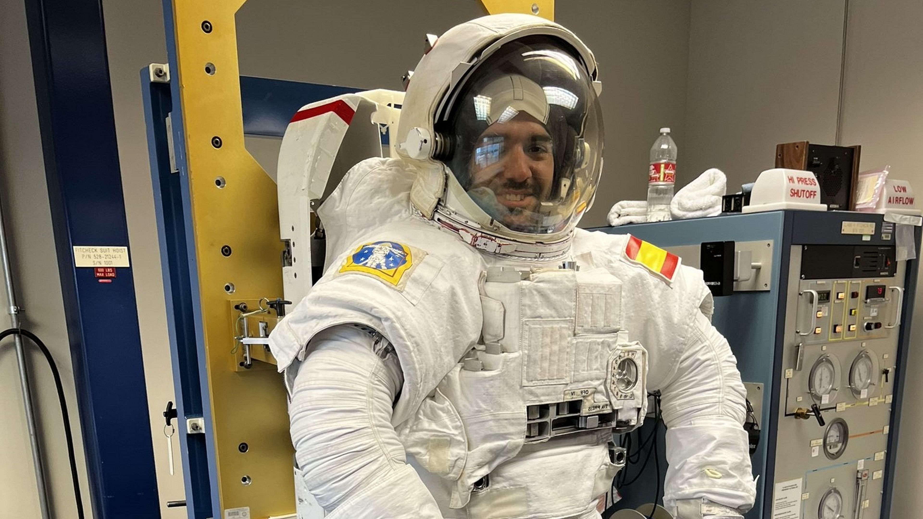 El astronauta español Pablo Álvarez ya tiene traje espacial, cuenta sus impresiones