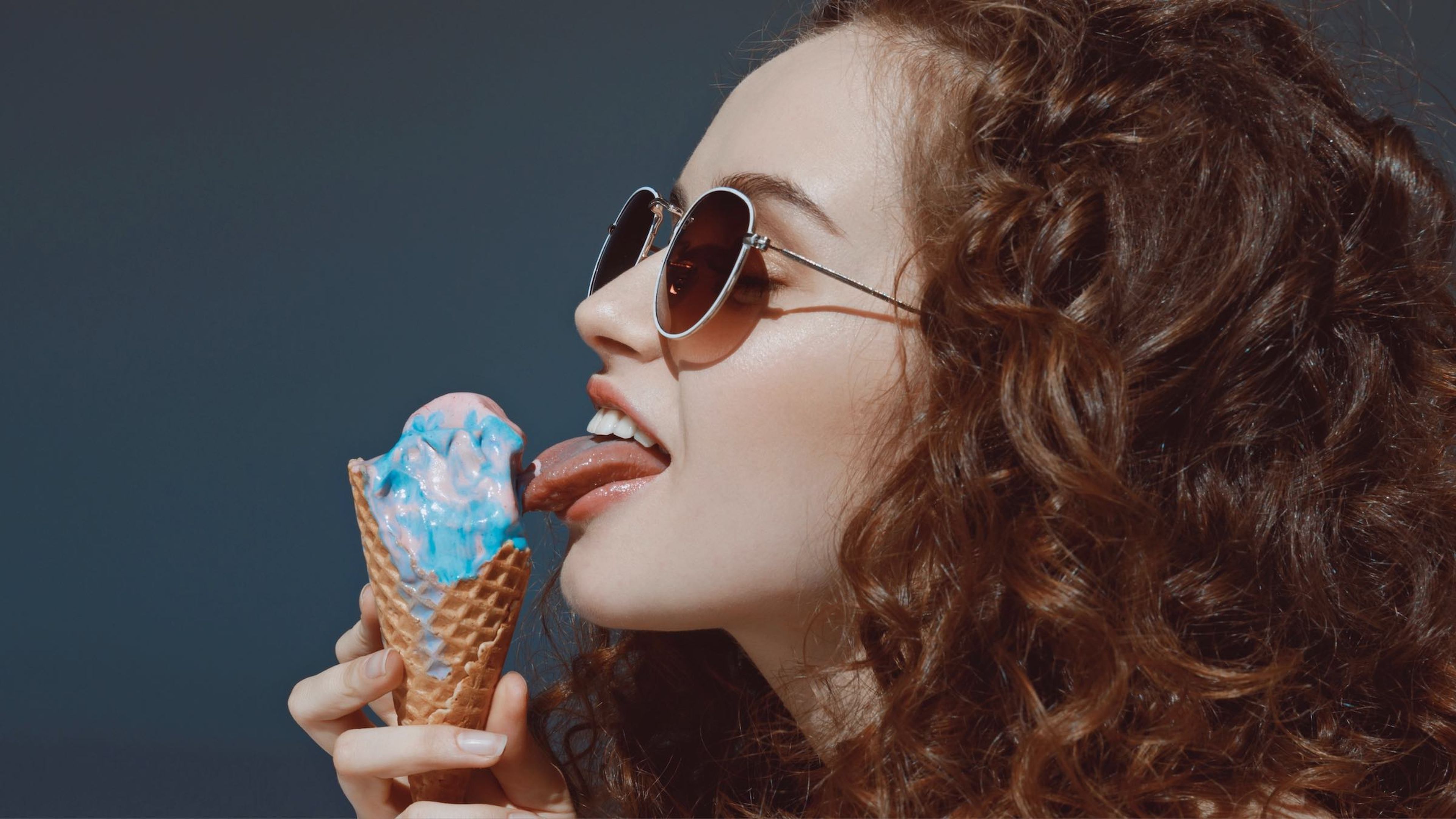 Chica comiendo helado