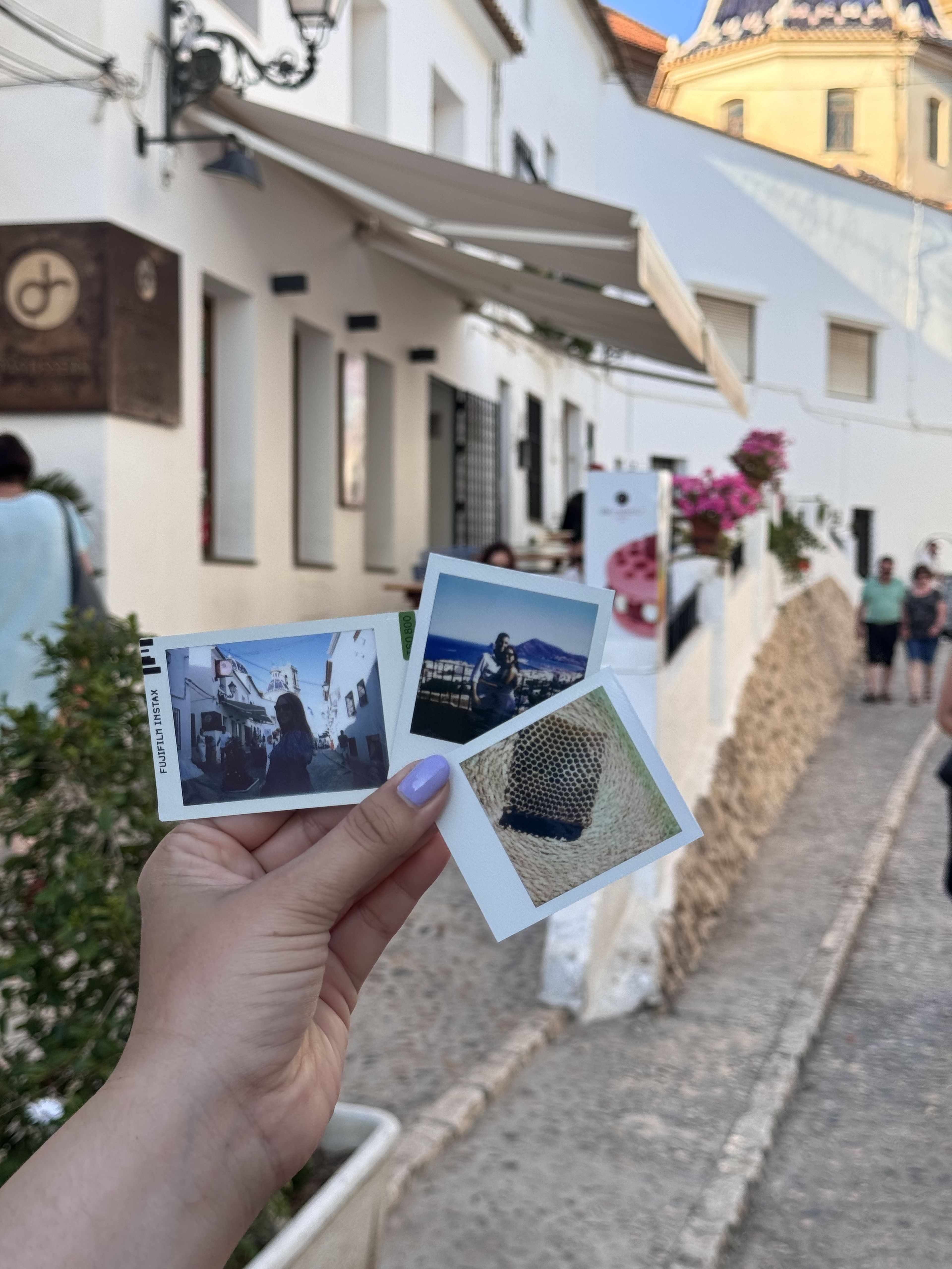 Gracias a unos amables transeúntes (amantes de la fotografía instantánea) pude comparar los resultados en directo con la Polaroid Go.