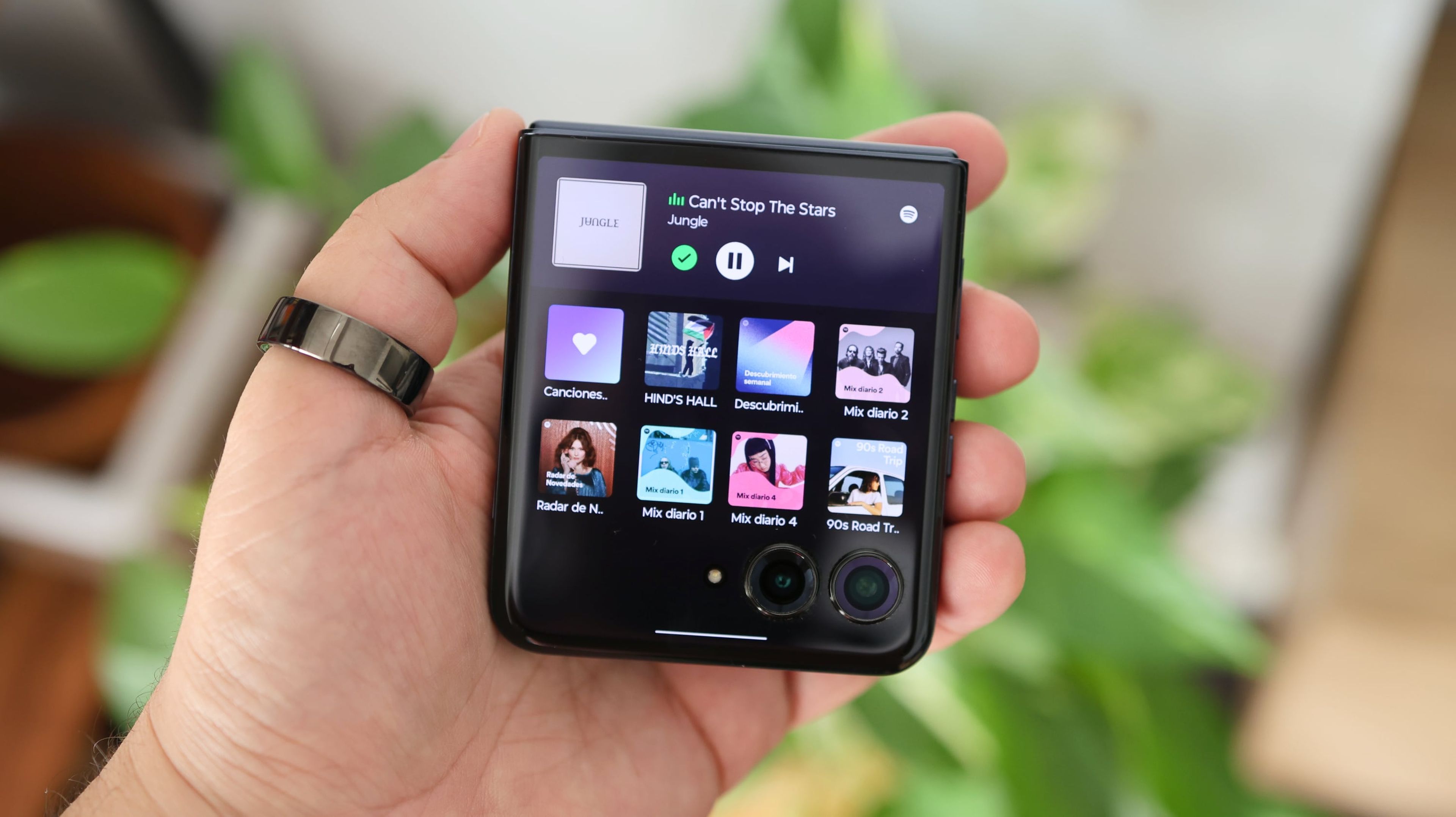 Así es la versión especial de Spotify para la pantalla externa del Motorola Razr 50 Ultra.