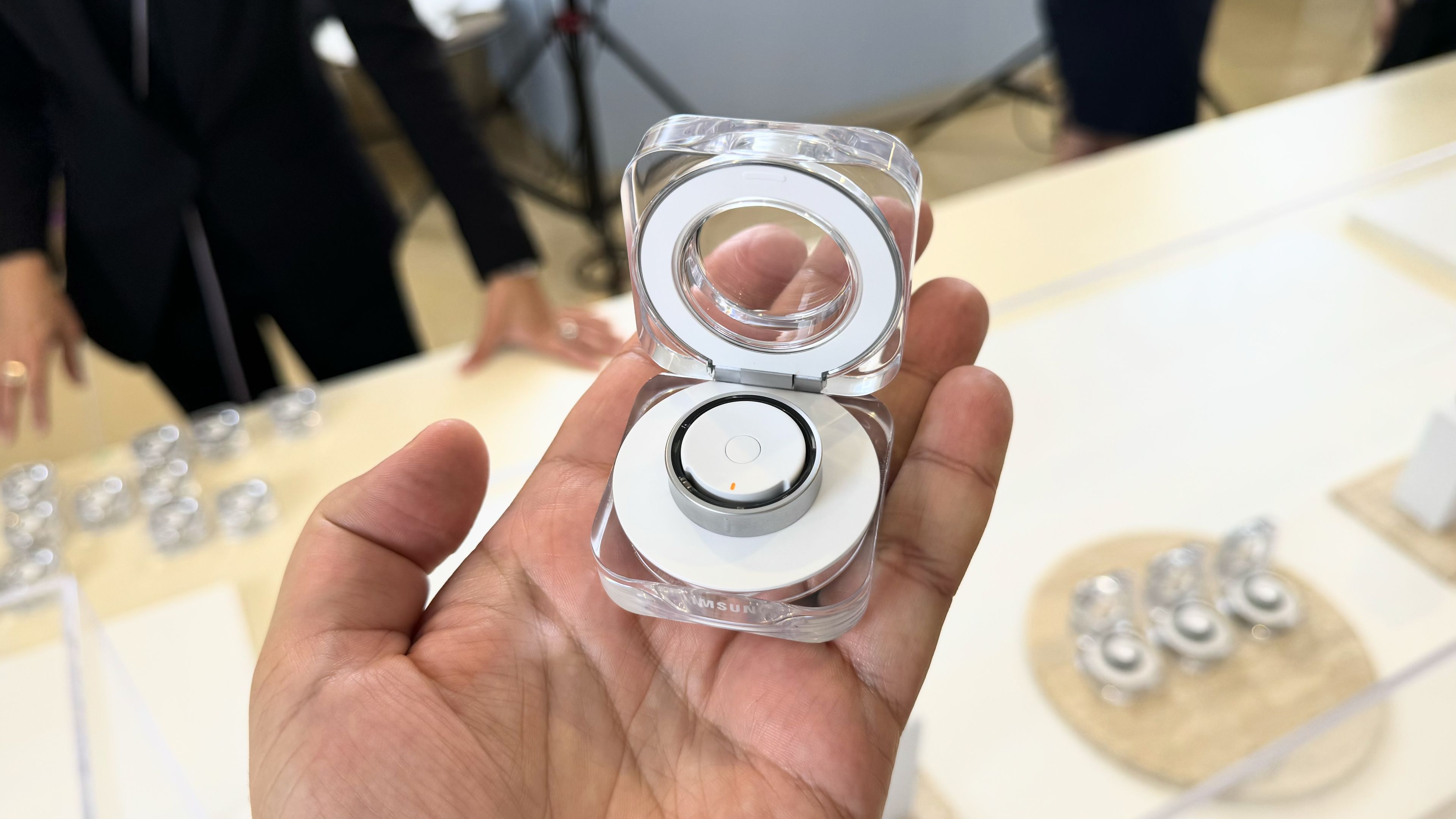 Samsung Galaxy Ring de tamaño 13, el más grande, en su caja de carga.