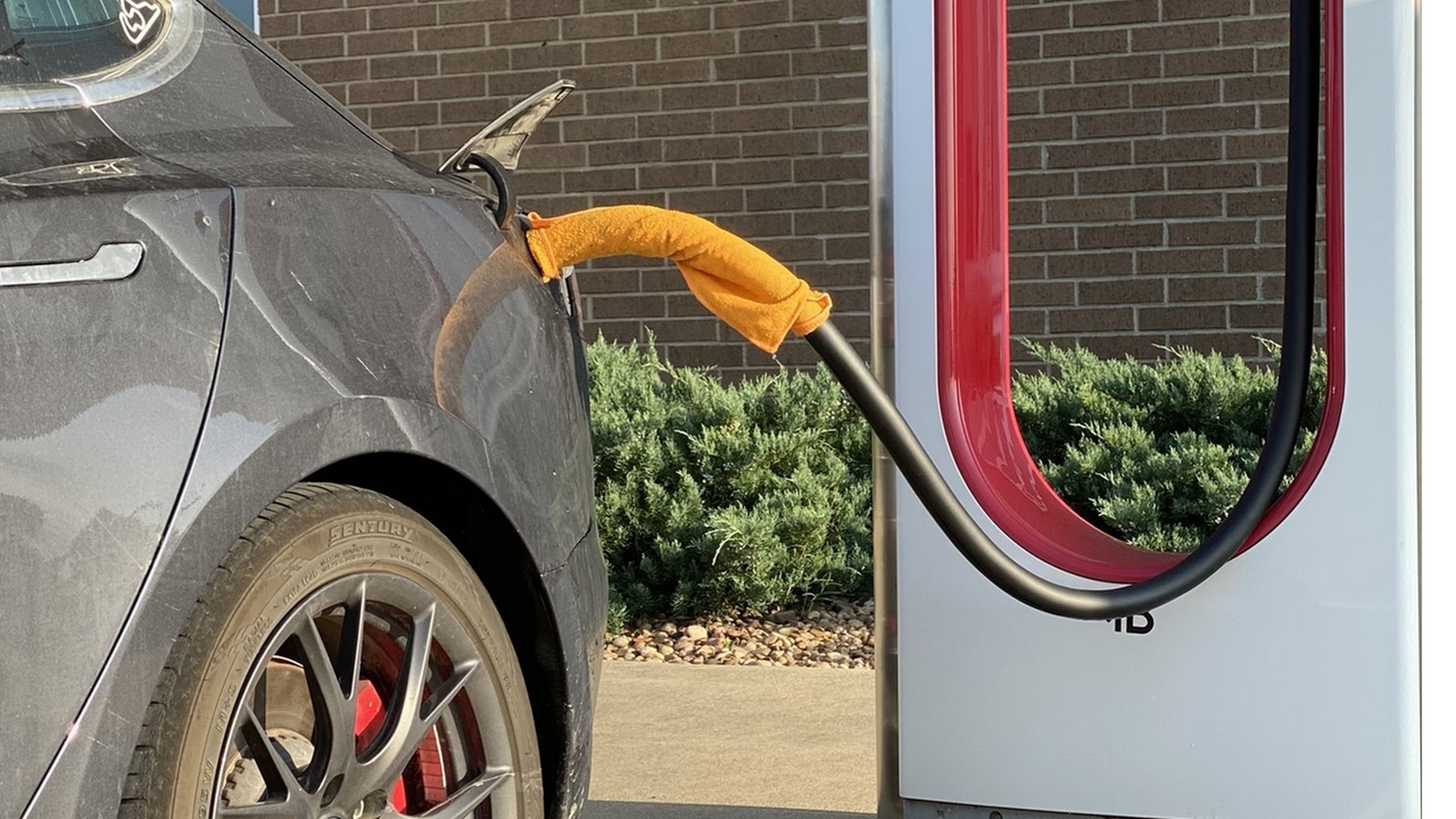 Tesla carga contra el truco de la toalla mojada para acelerar la recarga de sus coches