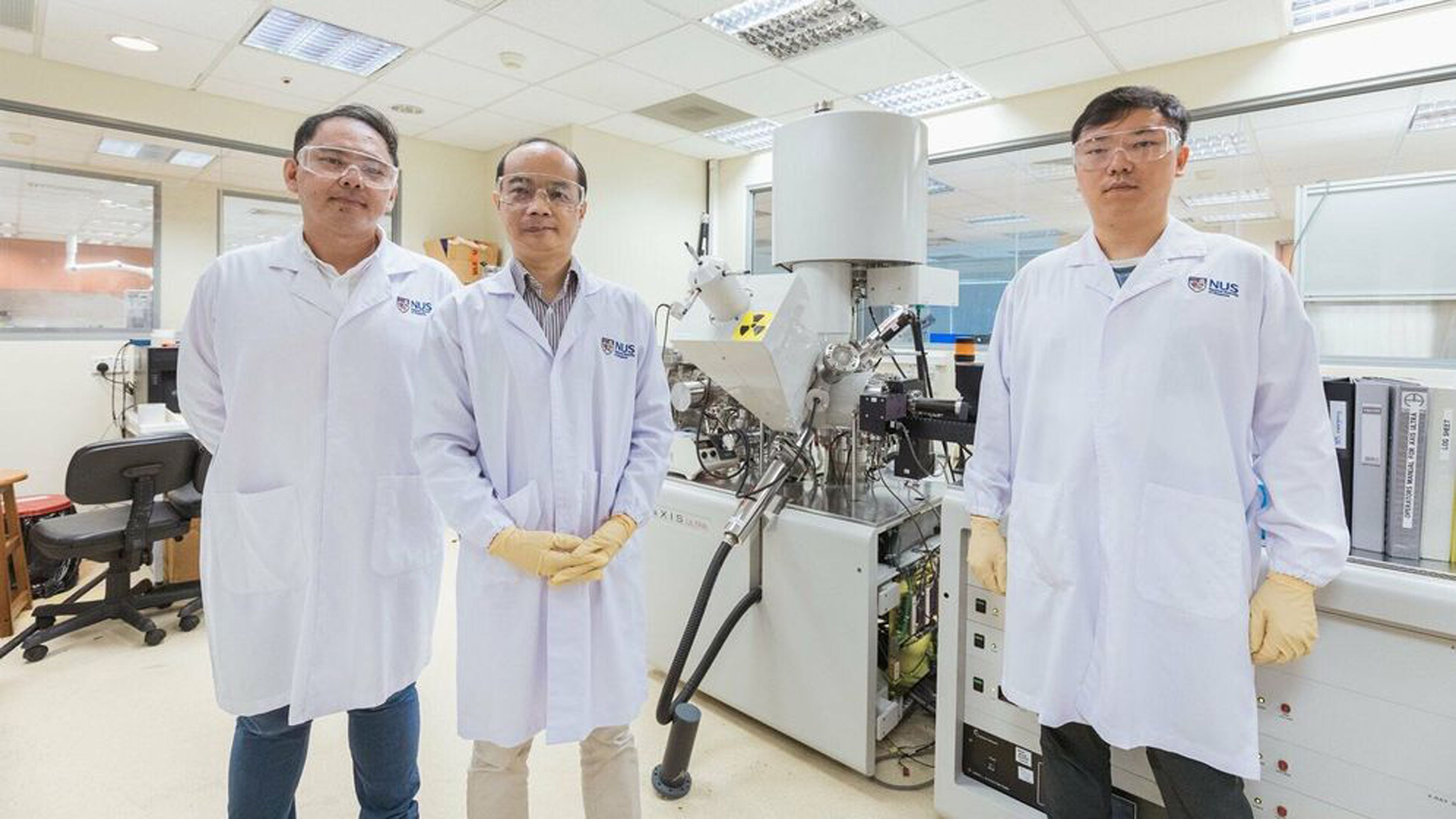 Un equipo de investigación de la Universidad Nacional de Singapur con el profesor Xue Jun Min en el centro