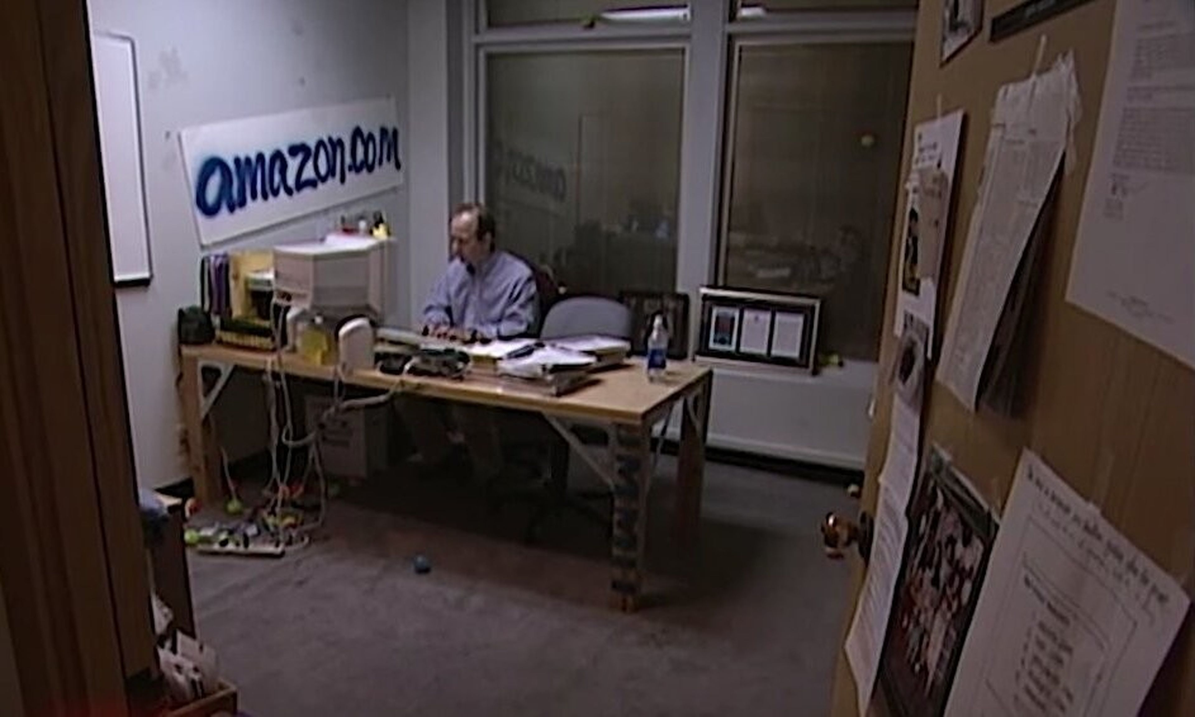 Jeff Bezos en la oficina original de Amazon.