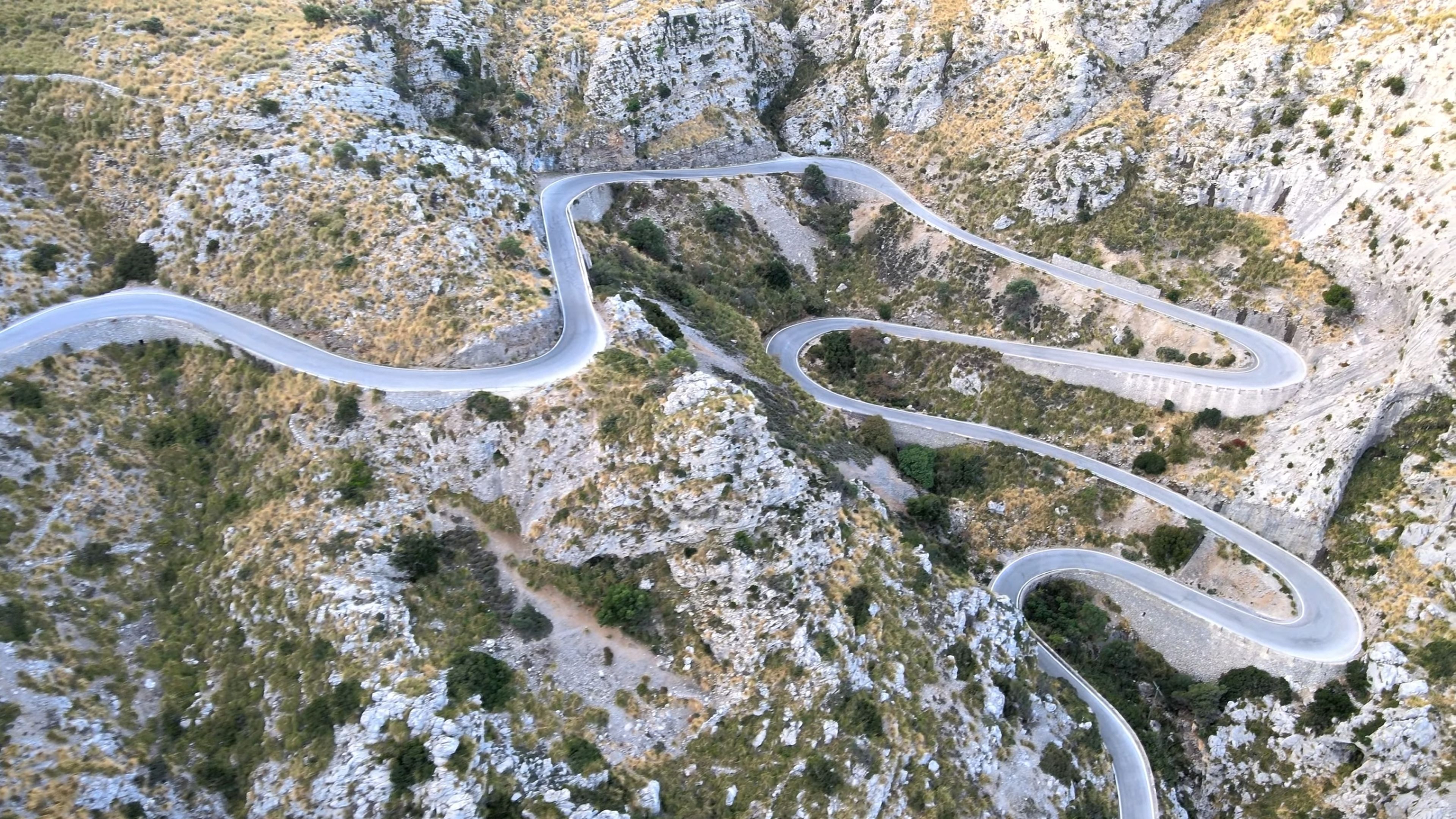 Ni Google Maps ni Waze podrán ayudarte: esta es la carretera más infernal de España… ¡Hasta 12 curvas de 180 grados!