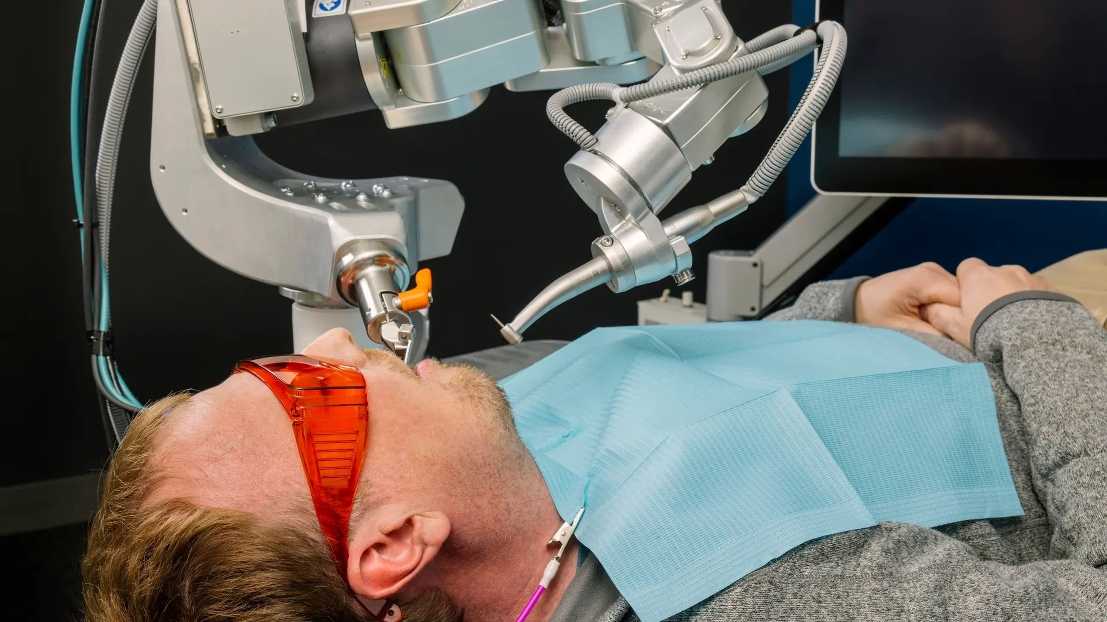 Este es el primer robot autónomo dentista que ha completado un tratamiento dental