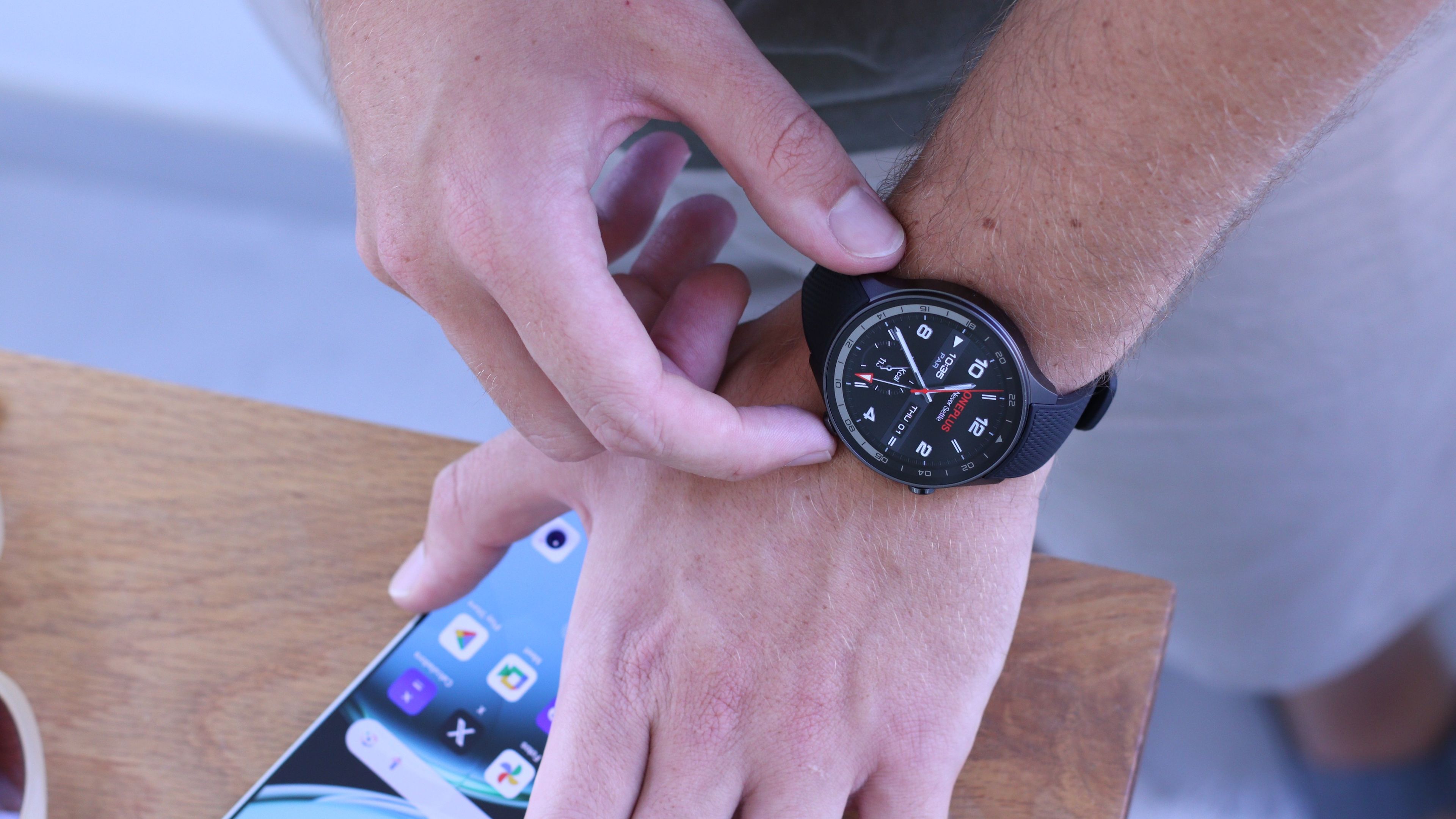 El reloj inteligente OnePlus Watch 2R en la muñeca