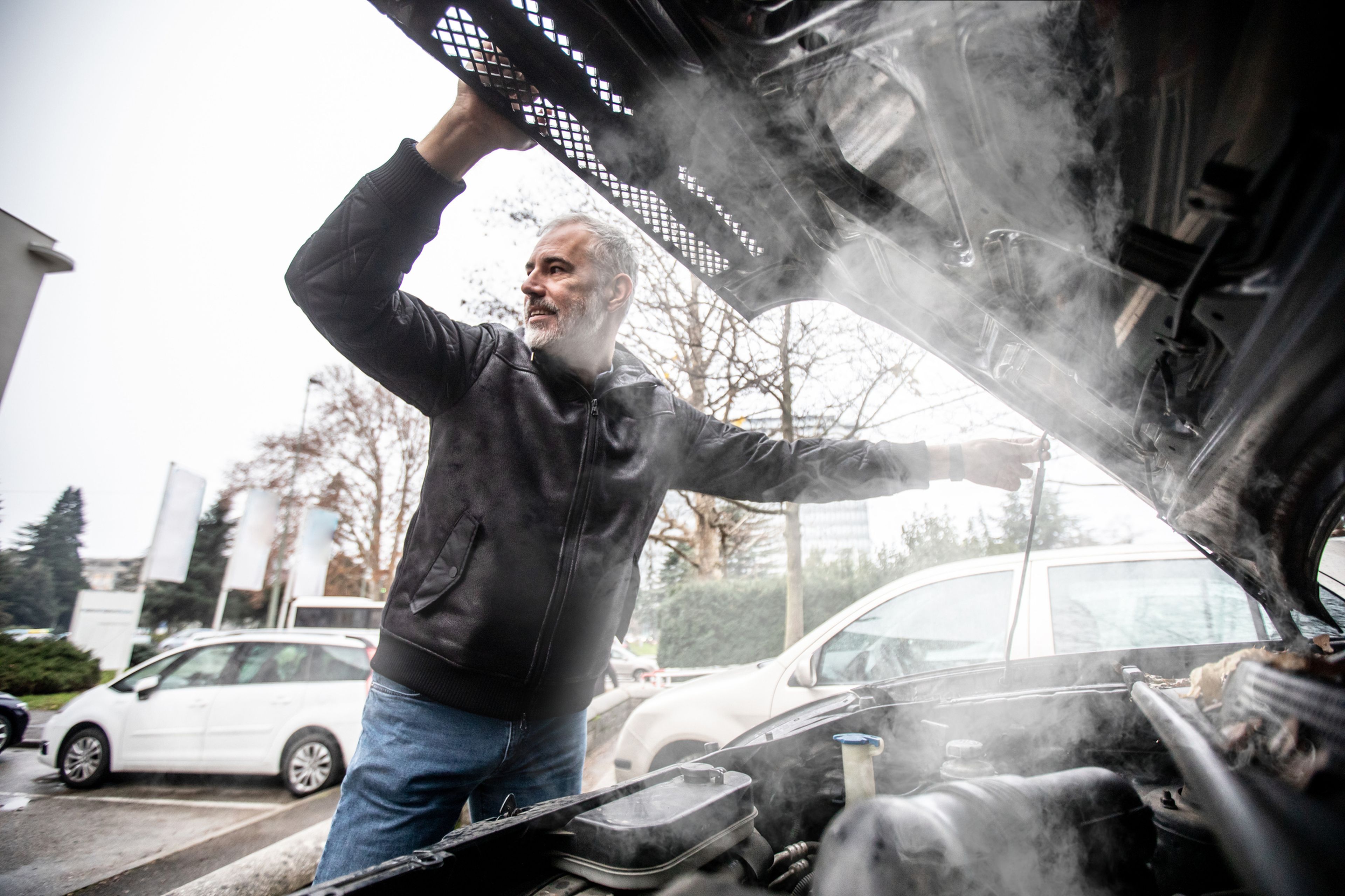 Qué significa exactamente que se encienda la luz del motor en el salpicadero del coche