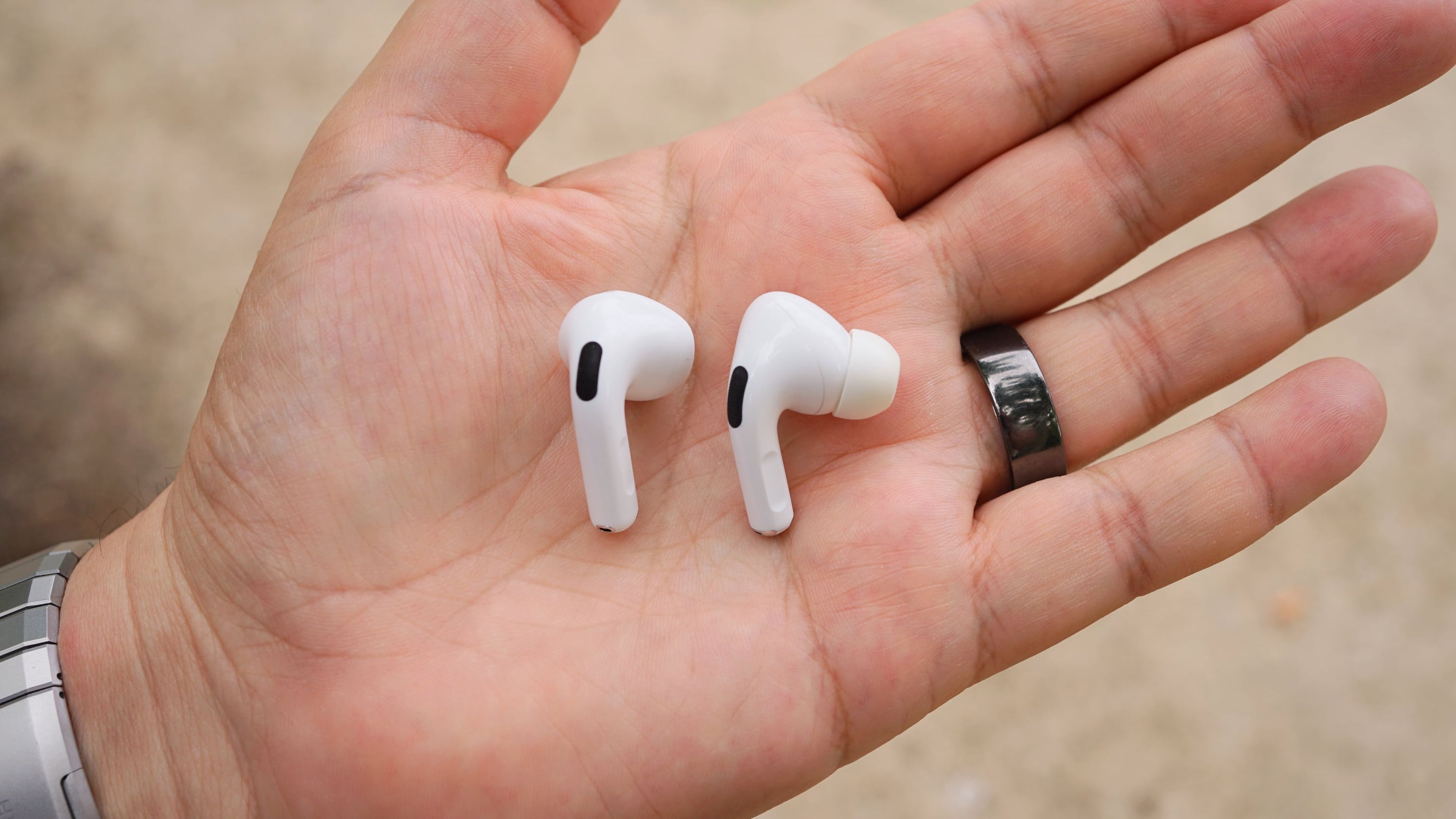 Earpiece of the AirPods 4 (left) and the 1st generation AirPods Pro (right).