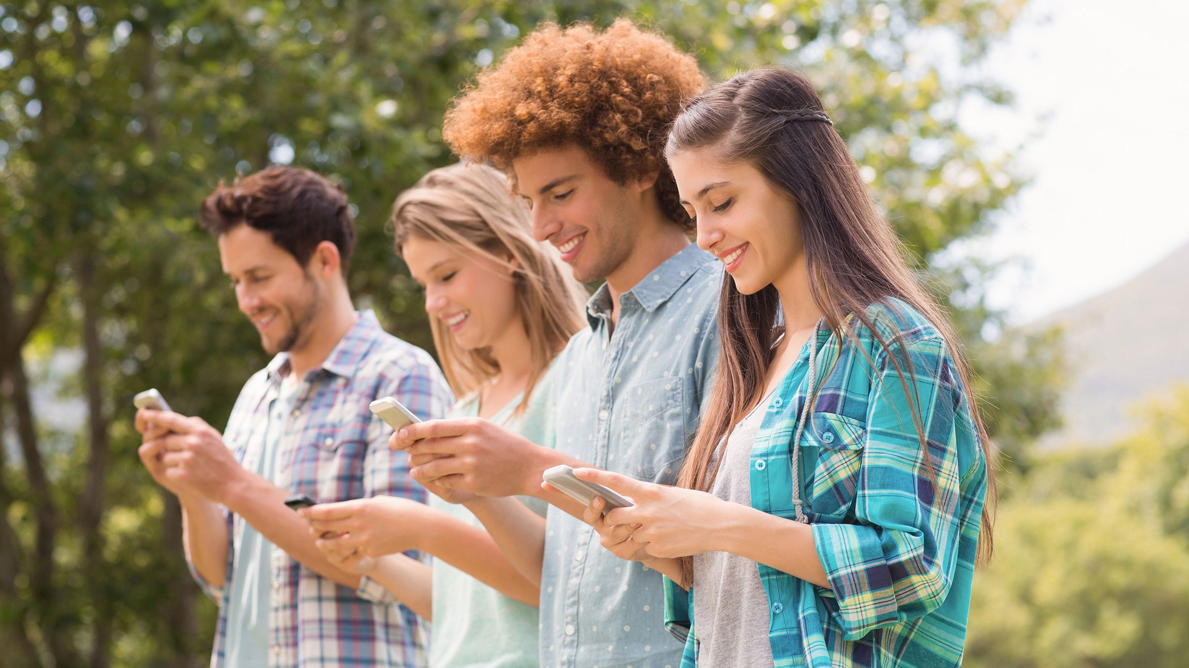 Adolescentes usando el teléfono móvil