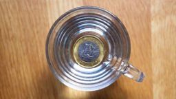 Por qué hay gente que mete un vaso de agua con una moneda en el congelador