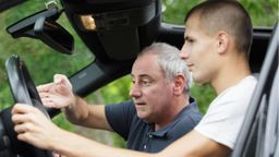 Adiós a las autoescuelas: la DGT se está pensado que un familiar o amigo enseñe a conducir