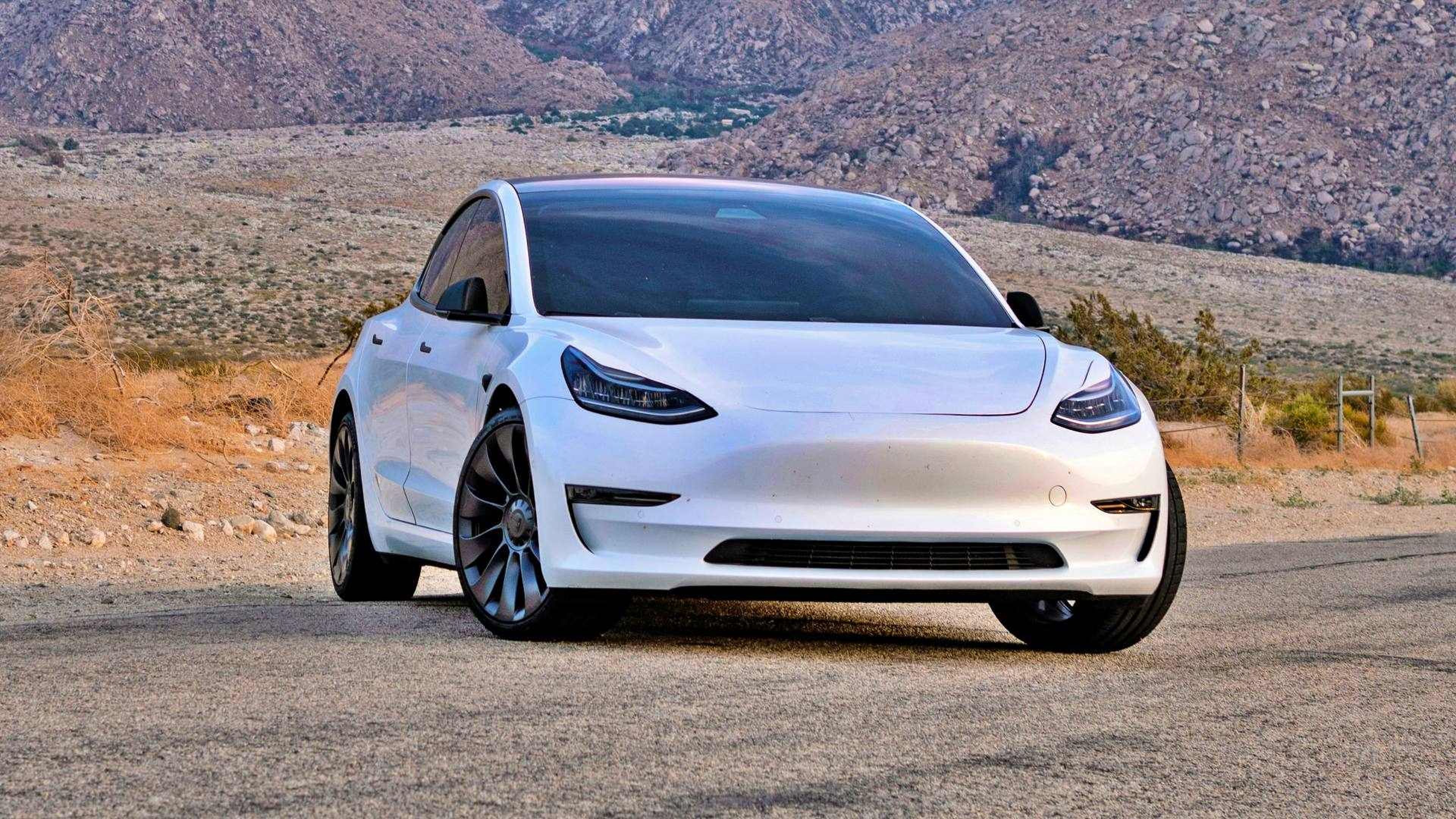 Conducción de coche eléctrico Tesla