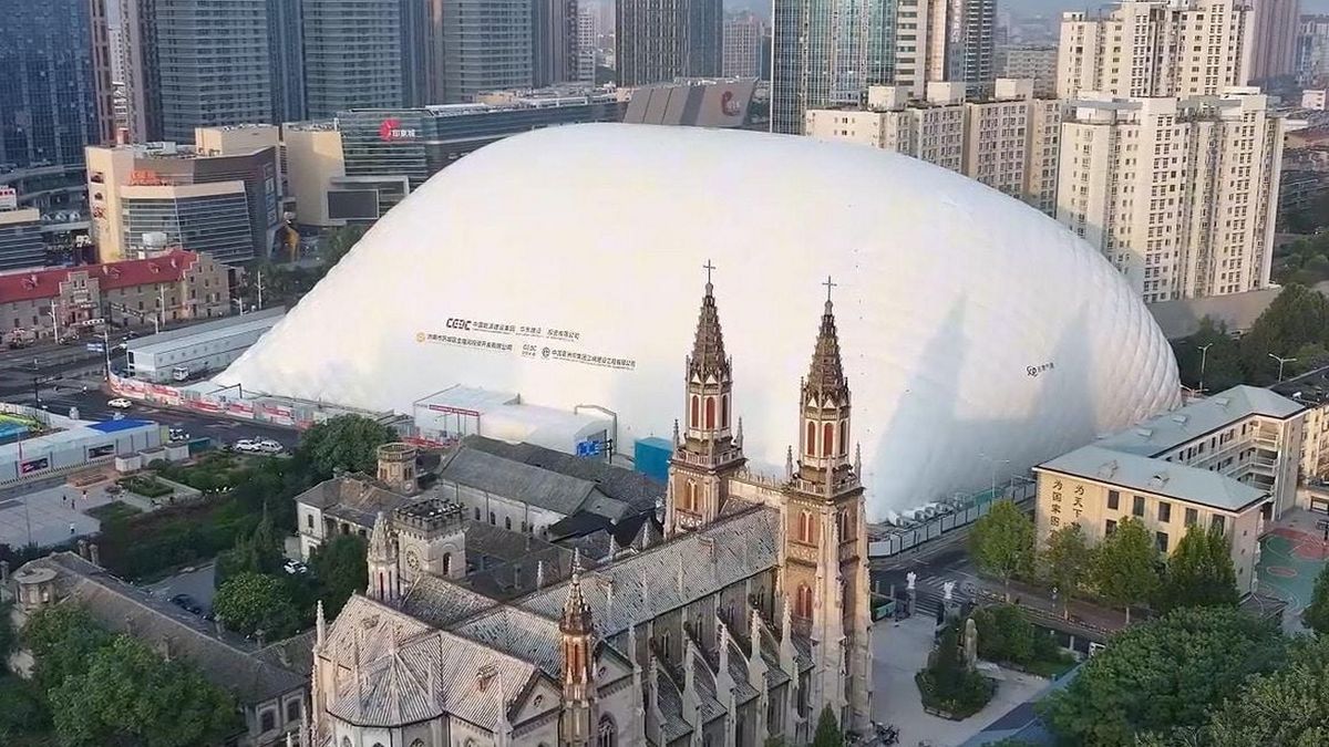 China está a otro nivel: estrena una cúpula hinchable del tamaño de un estadio de fútbol para una función que no imaginas