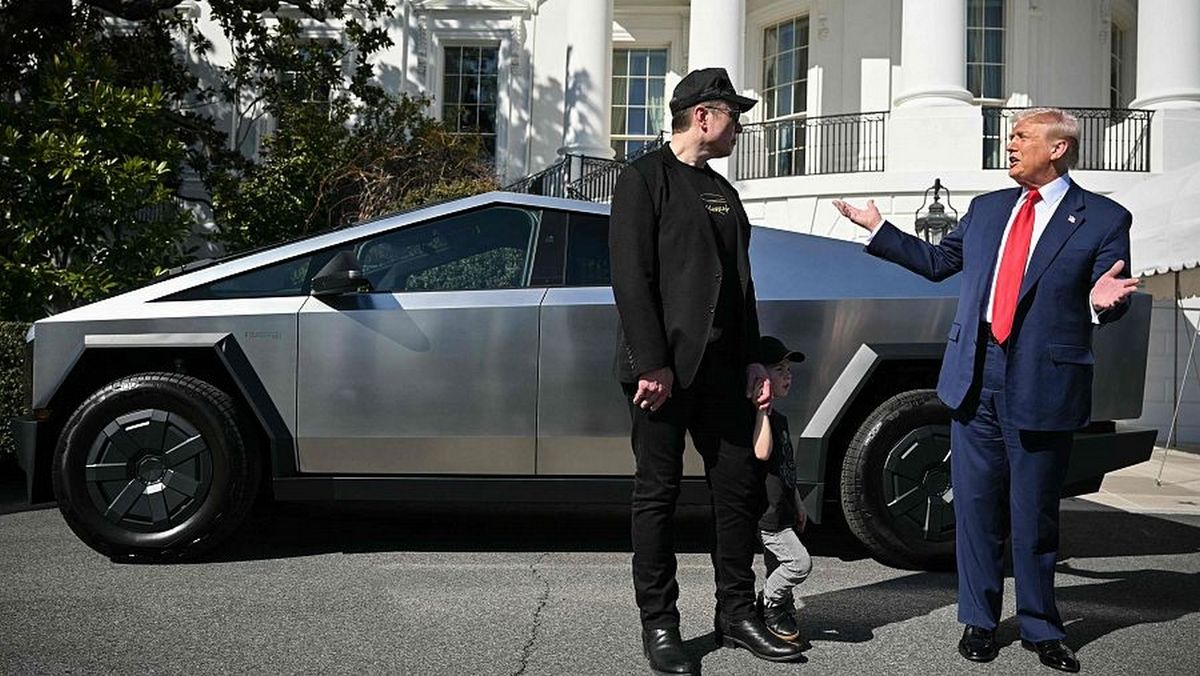 Donald Trump sigue empeñado en destruir el coche eléctrico: aprueba un 93,5% de aranceles a un mineral esencial