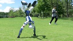 Si tienes 5.000 euros ya puedes comprar el Unitree R1, un robot humanoide inteligente que deja en ridículo al Optimus de Tesla