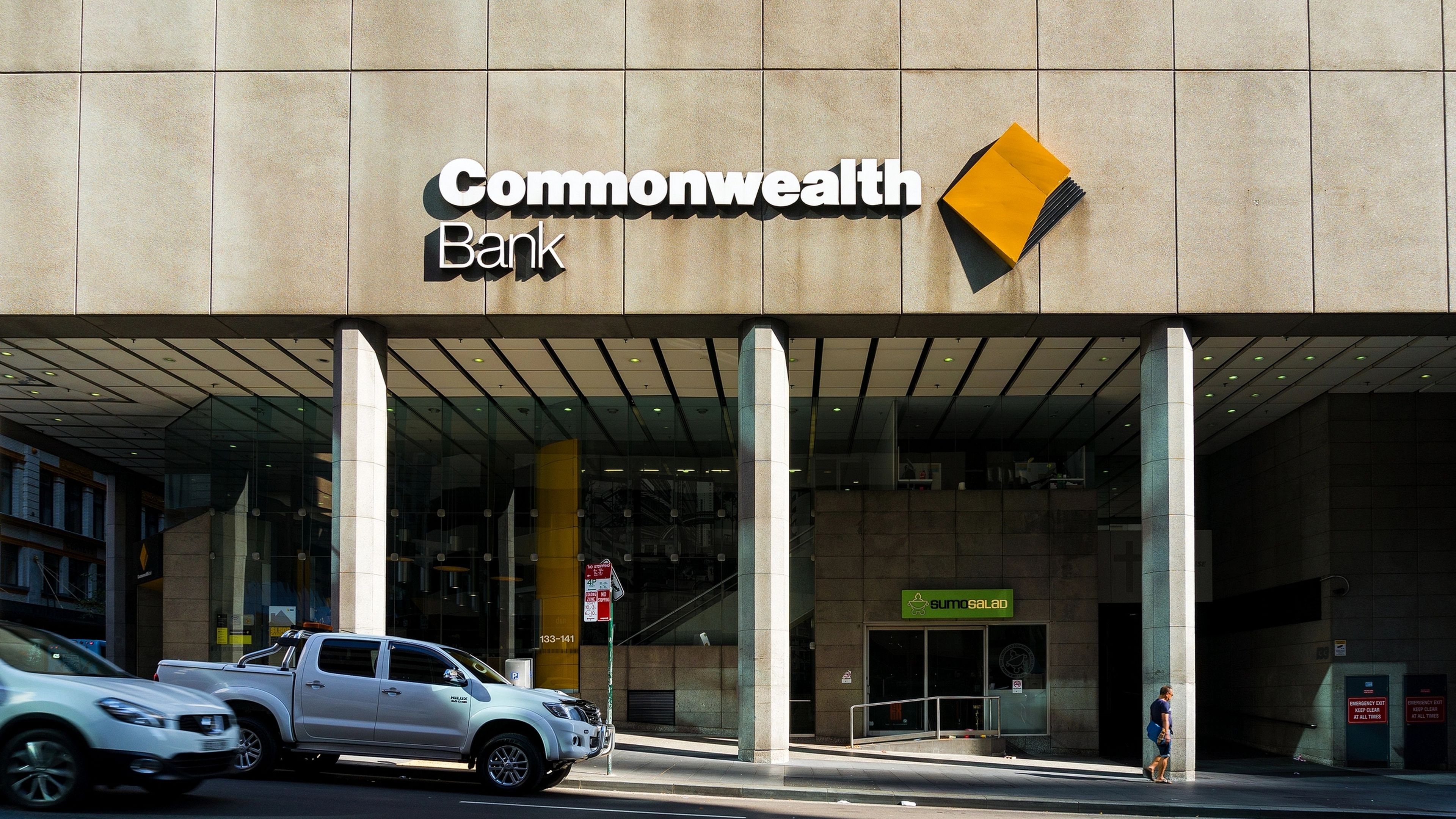 El mayor banco de Australia sustituyó a 45 trabajadores por chatbots, ahora tiene que readmitirlos porque mintió sobre la eficacia de la IA
