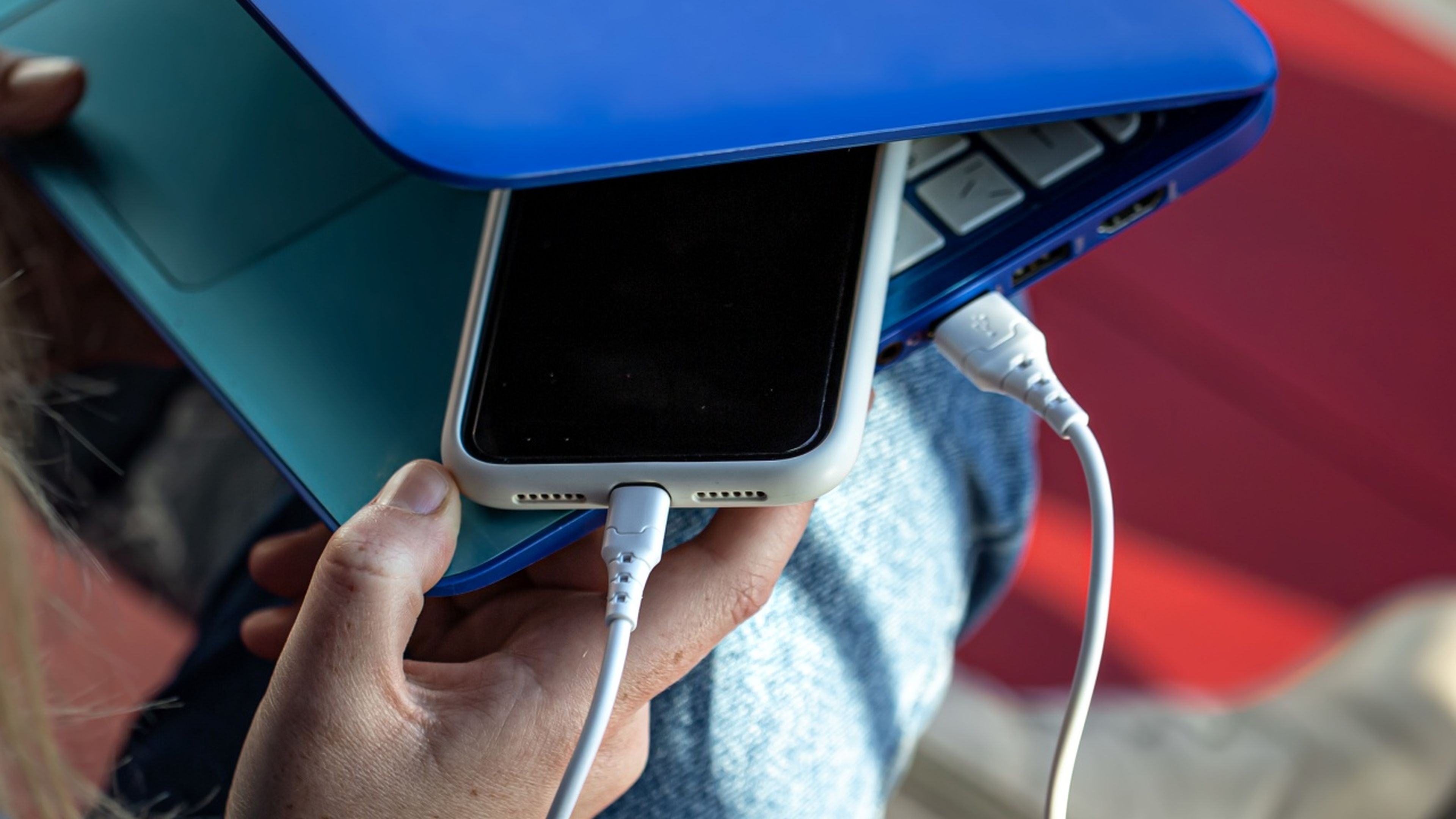 Cargar el teléfono con el portátil