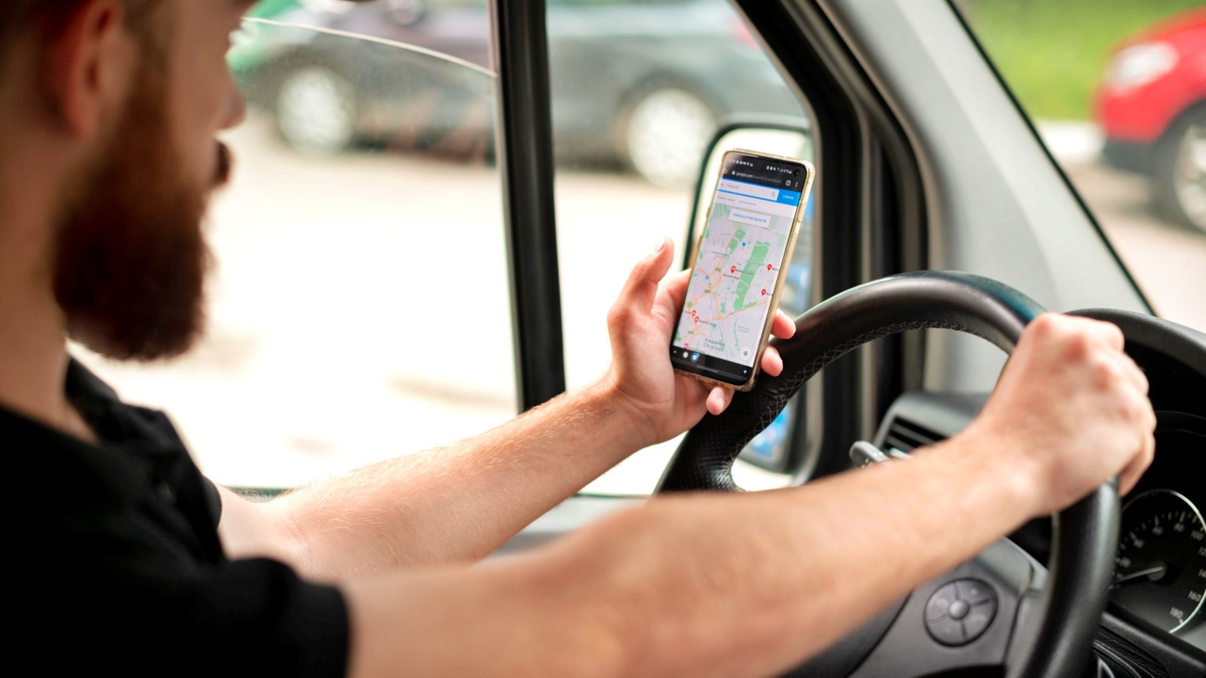 Conducir con móvil en la mano