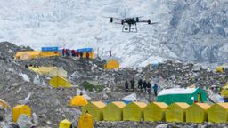Drones "mulas" comienzan la limpieza del Everest, aunque todavía no son capaces de alcanzar su cima