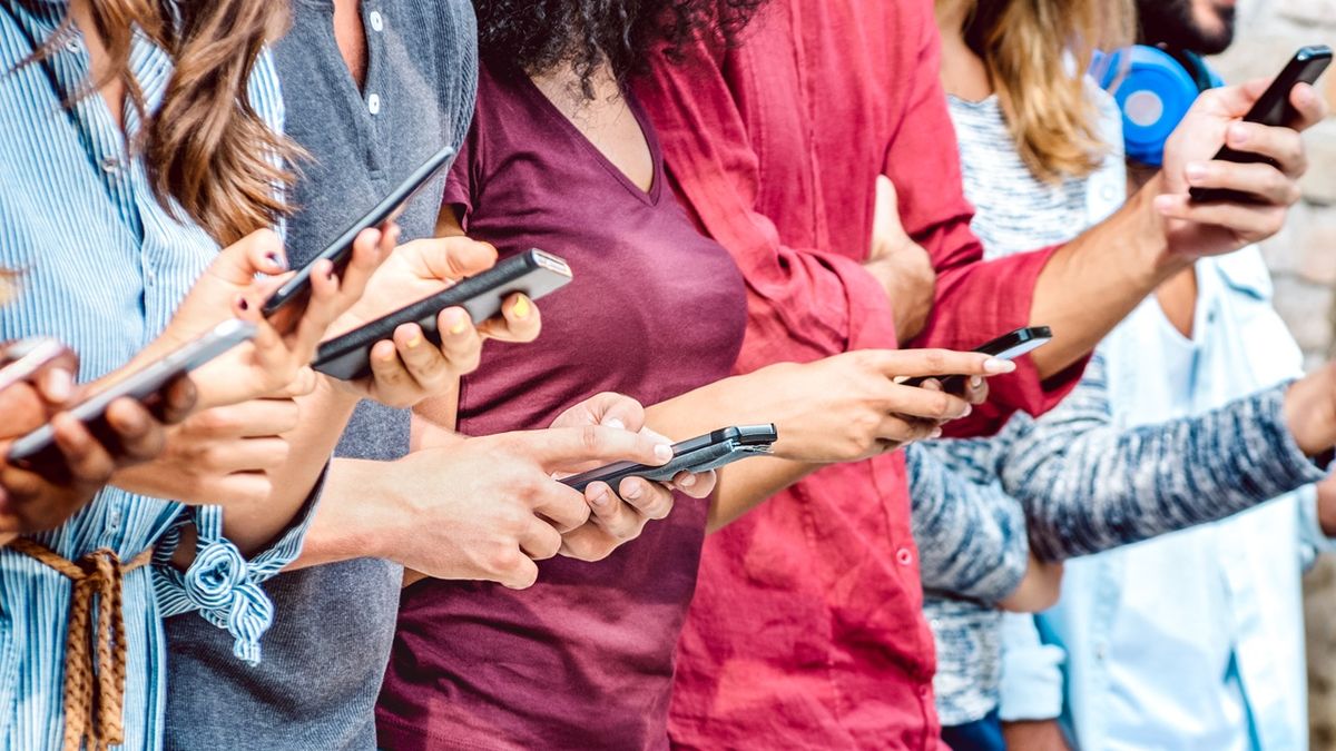 Digital detox, la práctica que los expertos recomiendan para desconectar: "Reduce el estrés y mejora la salud mental"