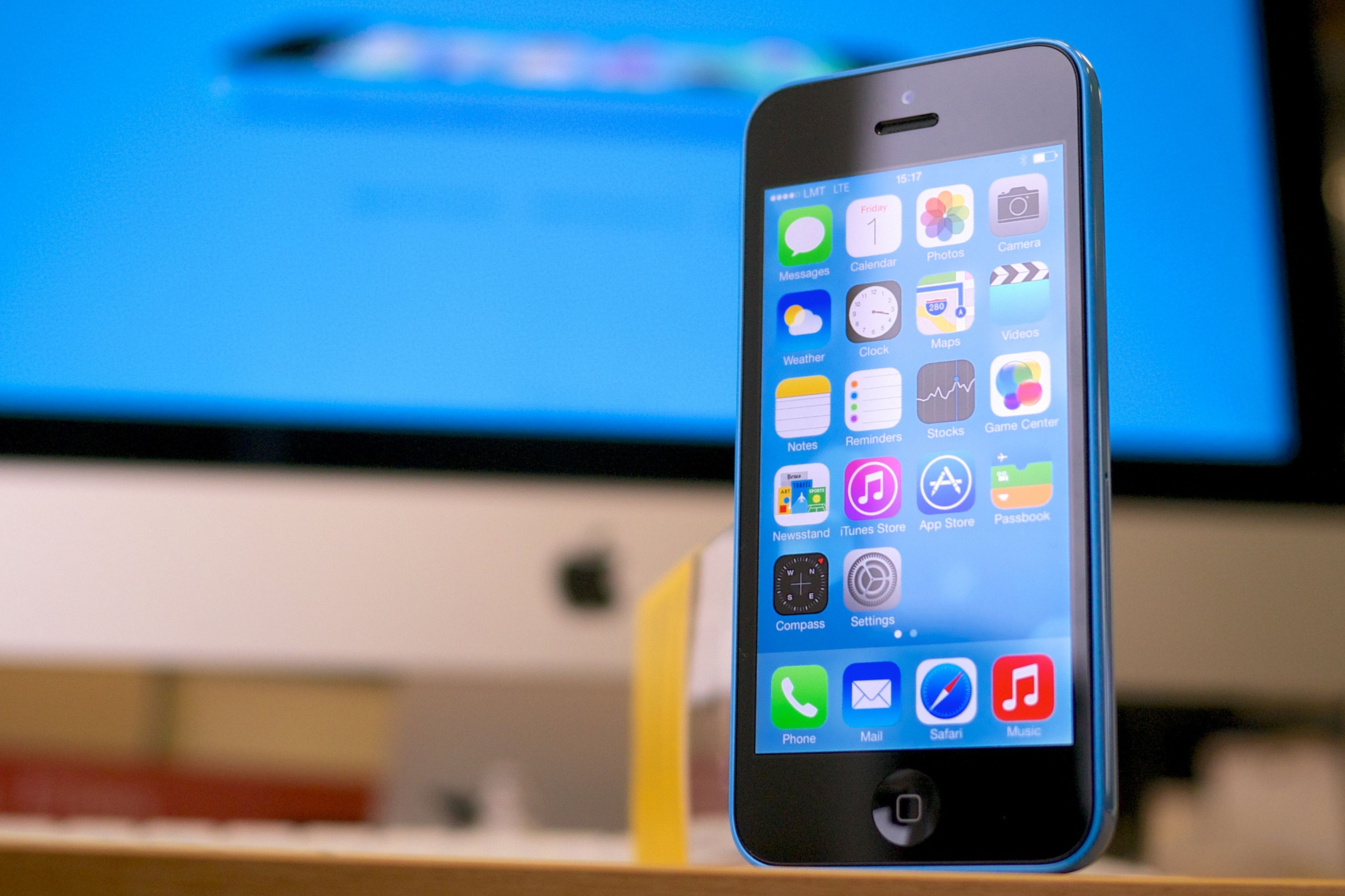 El iPhone 5C fue un gran éxito de Apple al conseguir rebajar el precio al contar con acabados traseros de policarbonato, incorporar iOS 7 mejorar la cámara de fotos. - 6