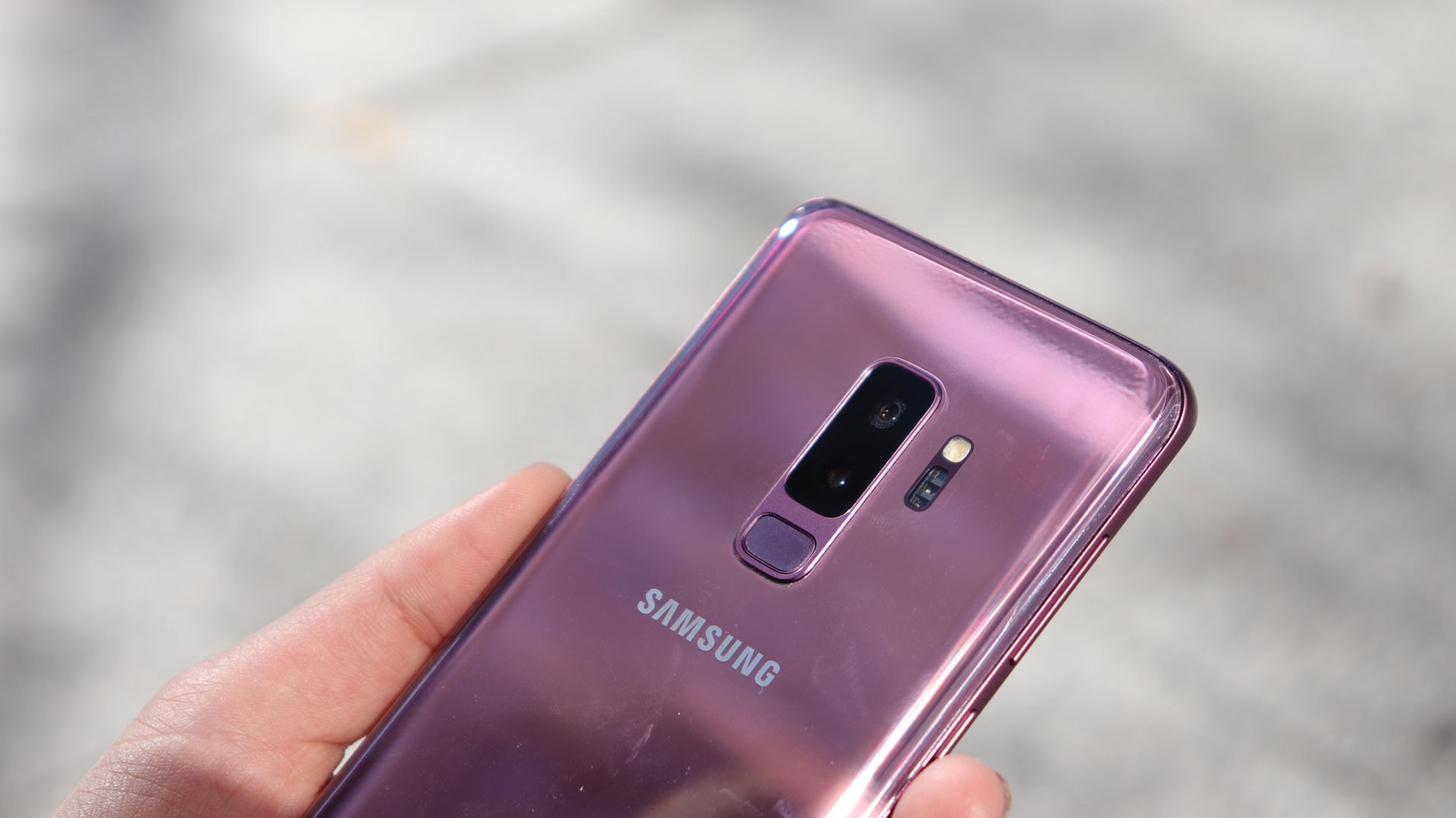 Así luce en las manos el Samsung Galaxy S9+ en la versión de color lila