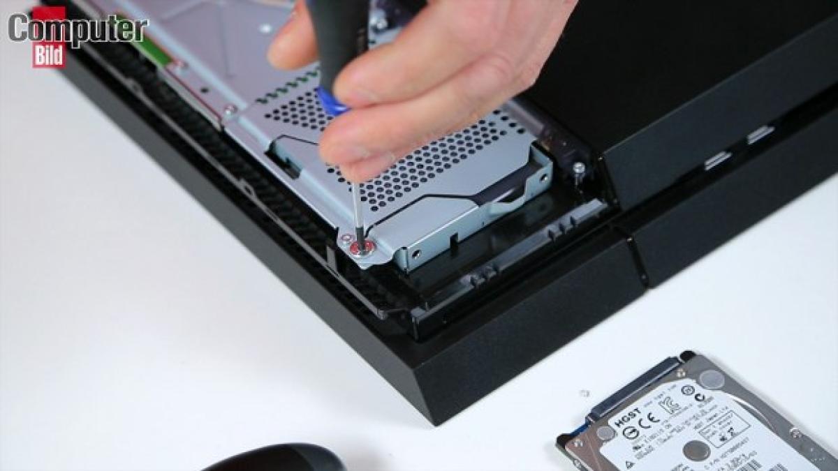 físicamente Actual Eso Cómo cambiar el disco duro de la PS4 y ampliar a 1 TB o 2 TB | Tecnología -  ComputerHoy.com