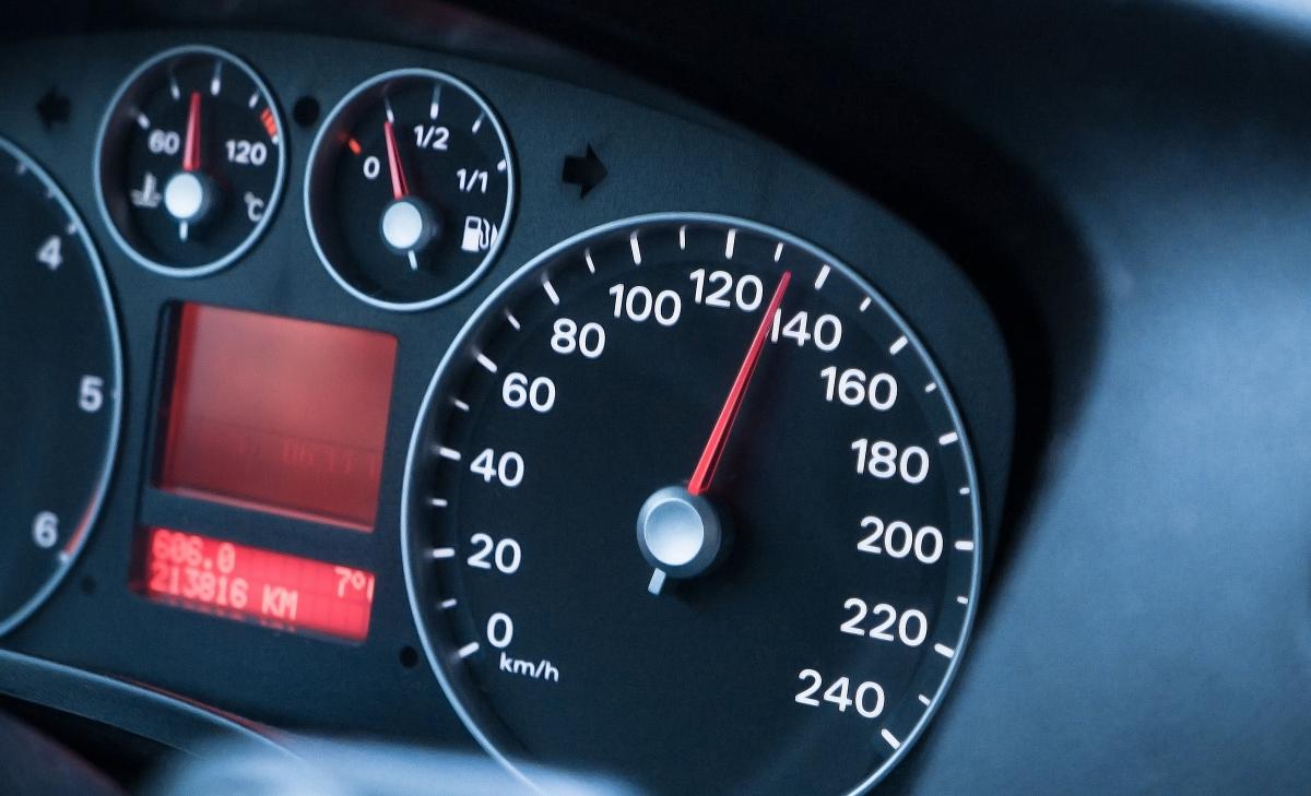 La razón de que los velocímetros de los coches alcanzan los 240 Km/h, y el tope legal está justo La razón de que los velocímetros de los coches alcanzan los 240 Km/h, y el tope legal está justo