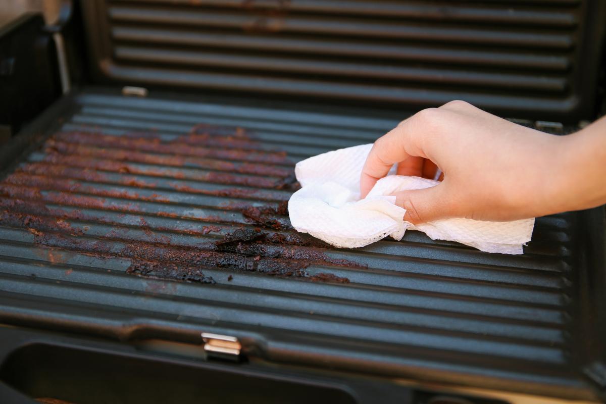 Cómo limpiar la plancha de cocina: trucos para eliminar la suciedad y