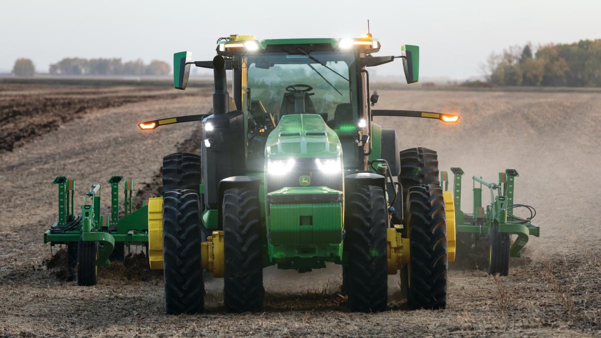 John Deere Introduces Its Impressive 8-Wheel Autonomous Tractor | Motor