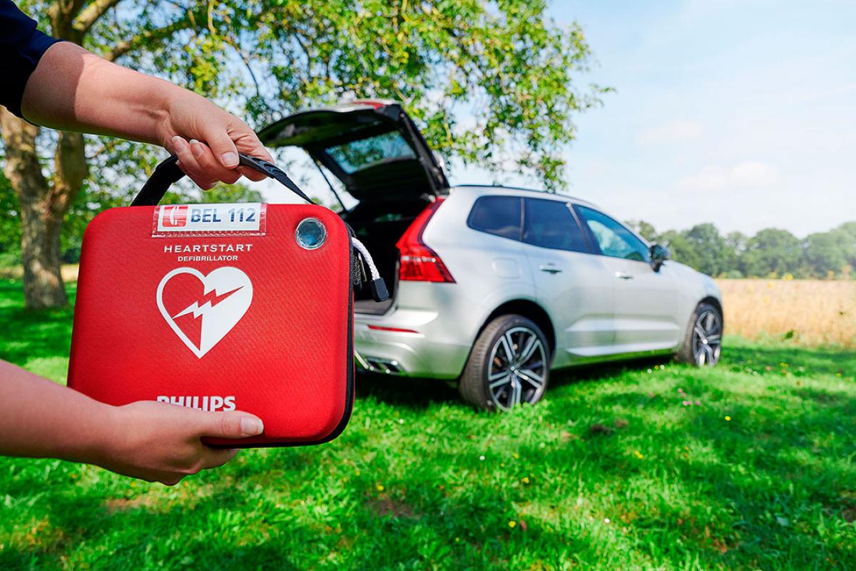 Volvo memulai proyek percontohan untuk memasukkan defibrillator dengan kit darurat mobil mereka 3
