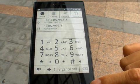 Smartphone Android con pantalla de tinta electrónica. Smartphone Android con pantalla de tinta electrónica.