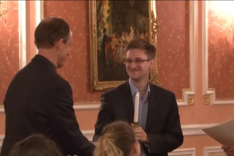 Edward Snowden recibe el premio Sam Adams Edward Snowden recibe el premio Sam Adams