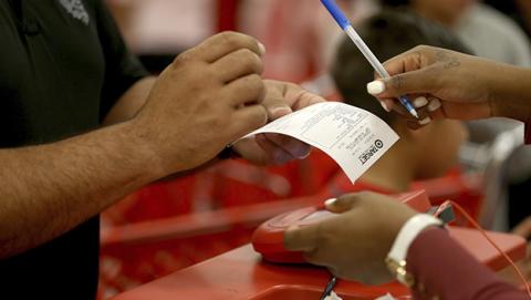 Target, robo de tarjetas de crédito y venta en mercado negro Target, robo de tarjetas de crédito y venta en mercado negro