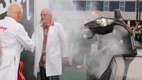 Doc Brown visita CES 2014 en el DeLorean Doc Brown visita CES 2014 en el DeLorean