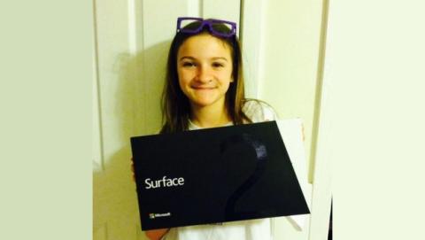 Niña crea collage para que su padre le compre un iPad Mini. Padre avisa a Microsoft, y acaba con una Surface 2. Niña crea collage para que su padre le compre un iPad Mini. Padre avisa a Microsoft, y acaba con una Surface 2.