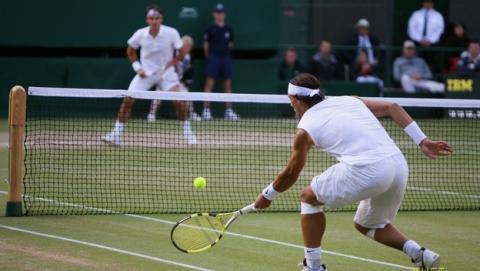 El torneo de Wimbledon usará Twitter para subir tuits, fotos y vídeos de los partidos de tenis a las redes sociales, en tiempo real. El torneo de Wimbledon usará Twitter para subir tuits, fotos y vídeos de los partidos de tenis a las redes sociales, en tiempo real.