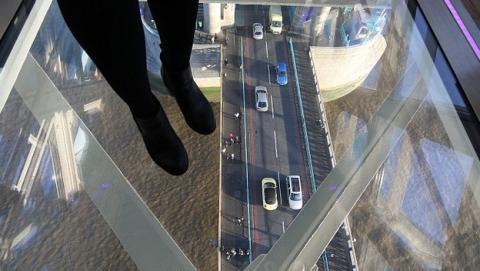 ¿Pasearías por este suelo de cristal del Puente de la Torre de Londres? ¿Pasearías por este suelo de cristal del Puente de la Torre de Londres?