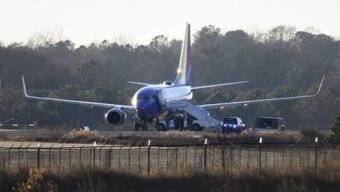 Dos aviones de la compañía Delta aterrizan de emergencia en Atlanta por amenaza de bomba en Twitter. Dos aviones de la compañía Delta aterrizan de emergencia en Atlanta por amenaza de bomba en Twitter.