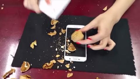 Nuevo uso del Samsung Galaxy S6, hacer de cascanueces Nuevo uso del Samsung Galaxy S6, hacer de cascanueces