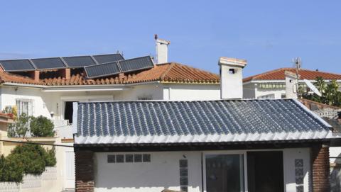 Crean tejas de vidrio para sustituir a los paneles solares Crean tejas de vidrio para sustituir a los paneles solares