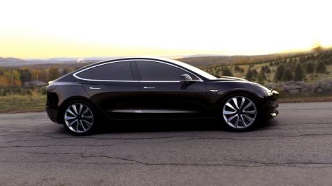 Una actualización online del Tesla Model 3 reduce la frenada y obliga a