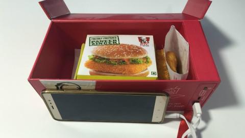 Las cajas de pollo frito de KFC te cargan el móvil Las cajas de pollo frito de KFC te cargan el móvil
